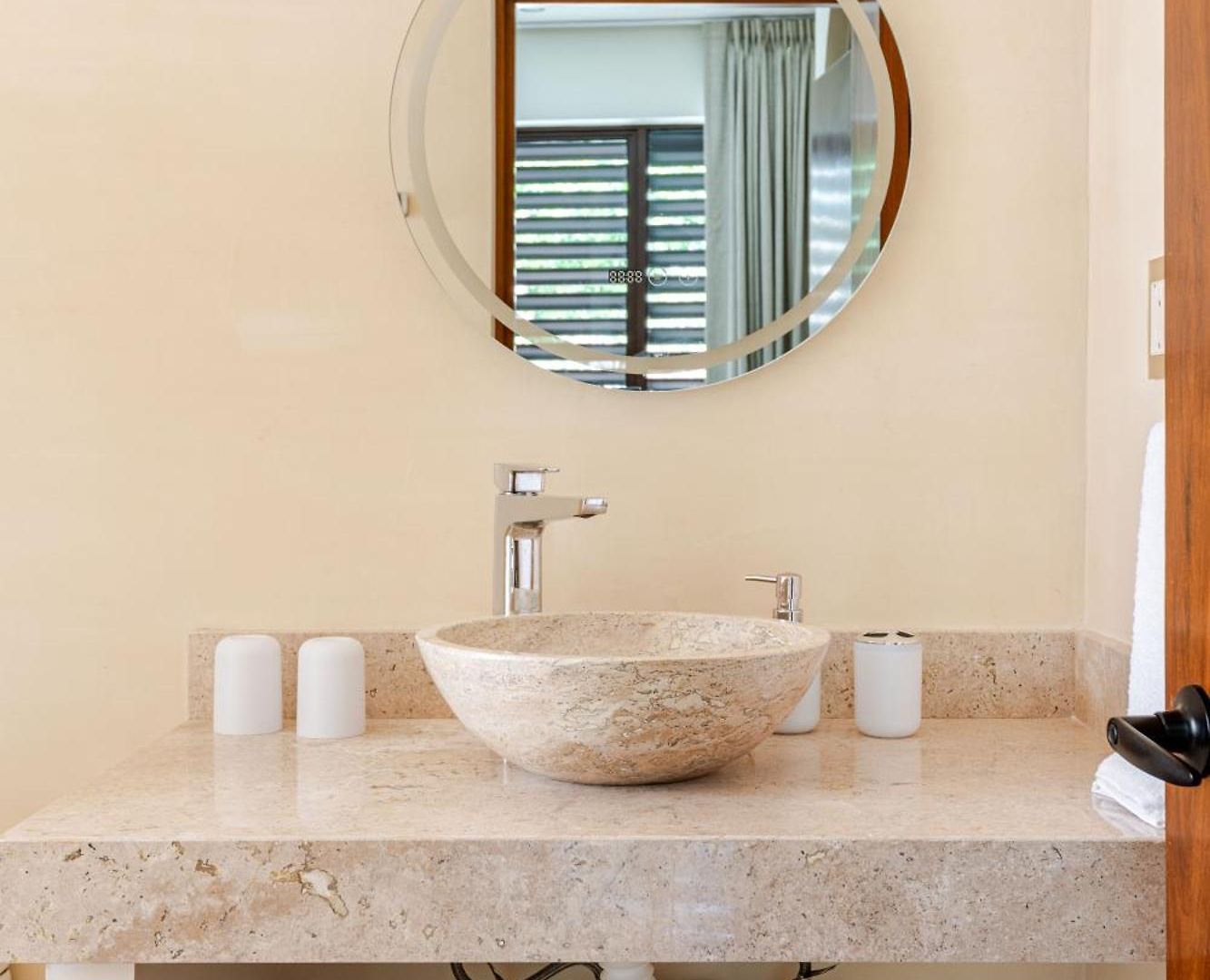 Ocean Breeze - A Few Steps From The Beach! *