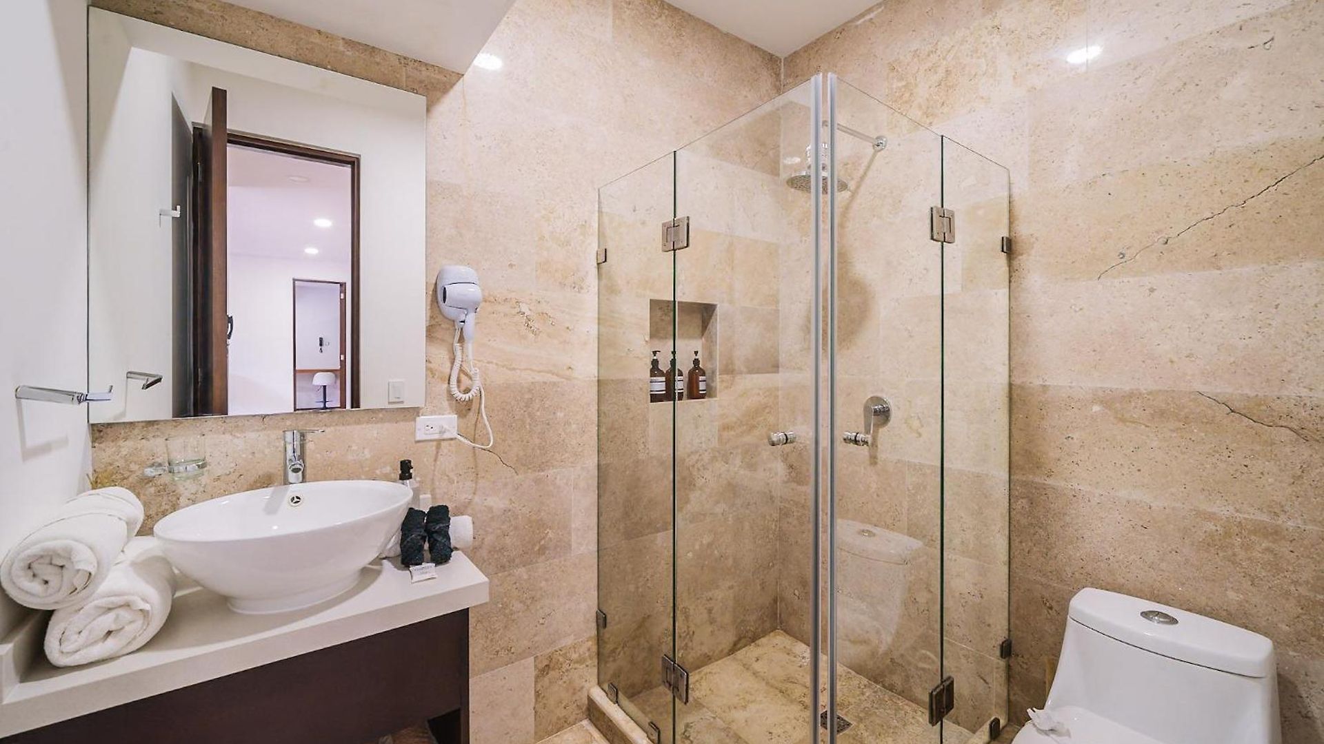 2br Sun Lover's Nest W Gym Rooftop Apartment *