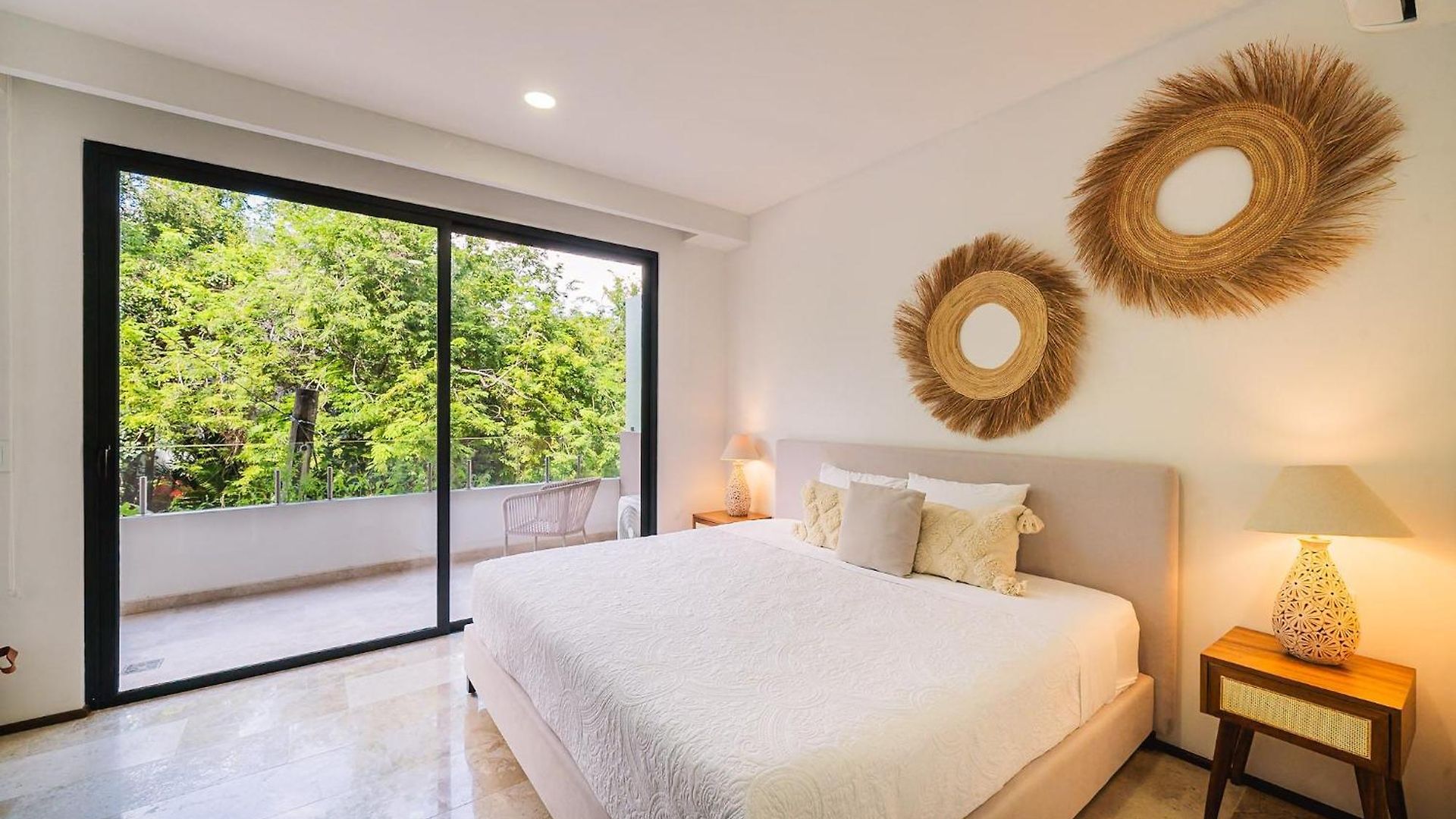 2br Sun Lover's Nest W Gym Rooftop Apartment