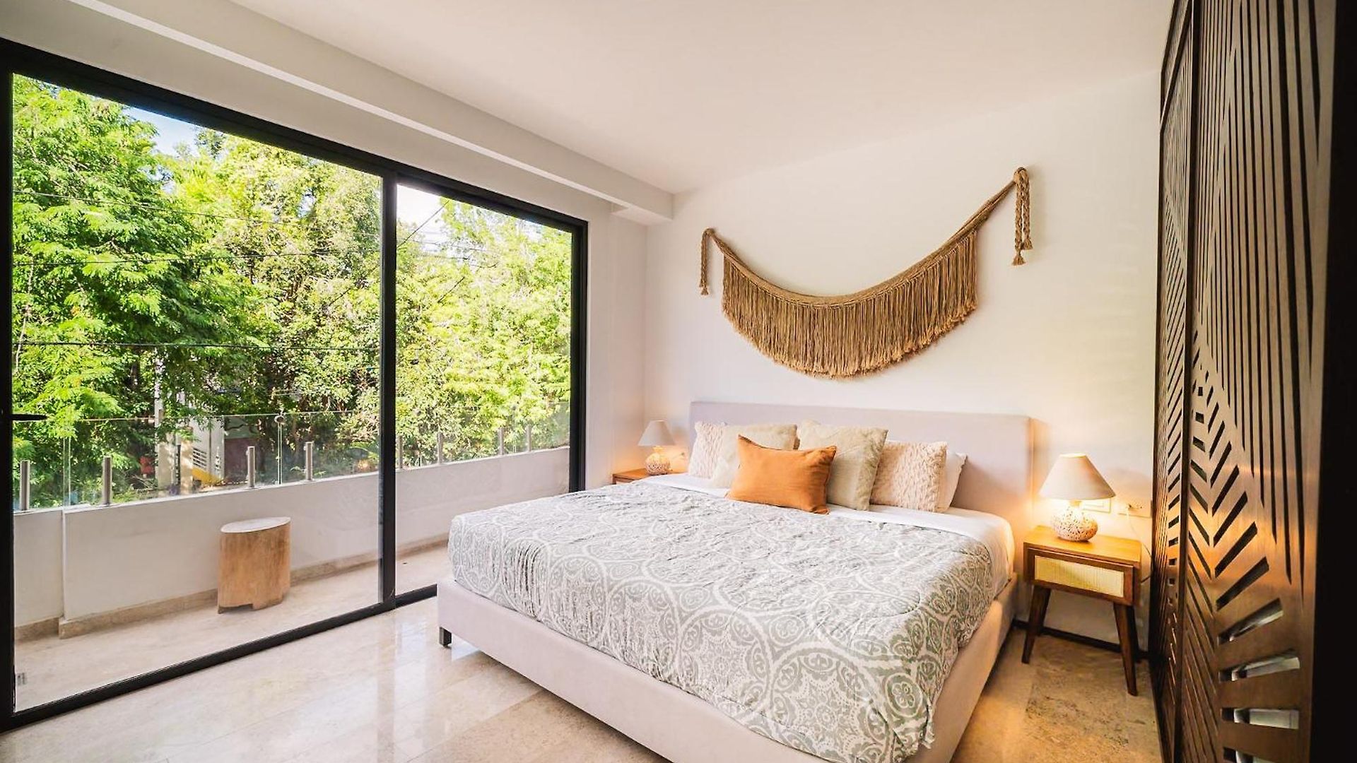 2br Sun Lover's Nest W Gym Rooftop Apartment *
