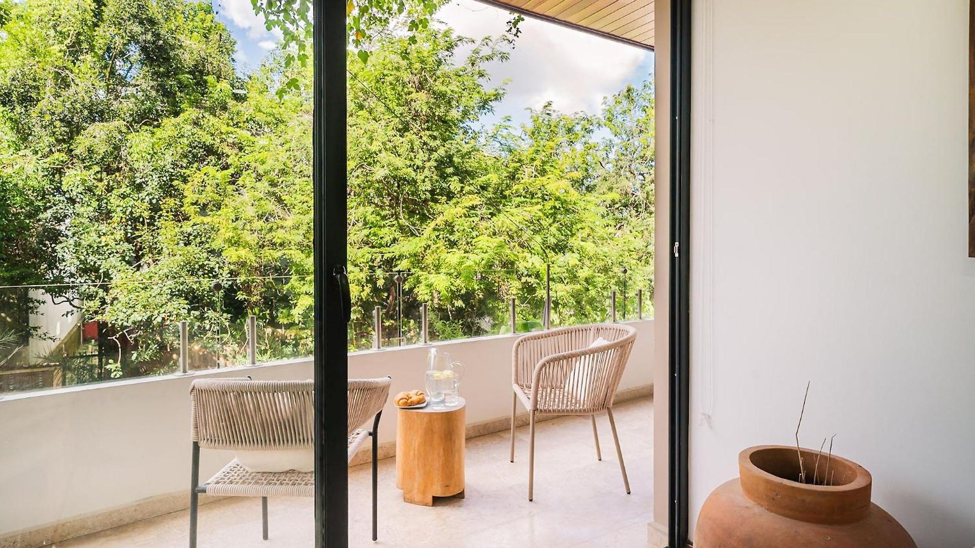 2br Sun Lover's Nest W Gym Rooftop Apartment *
