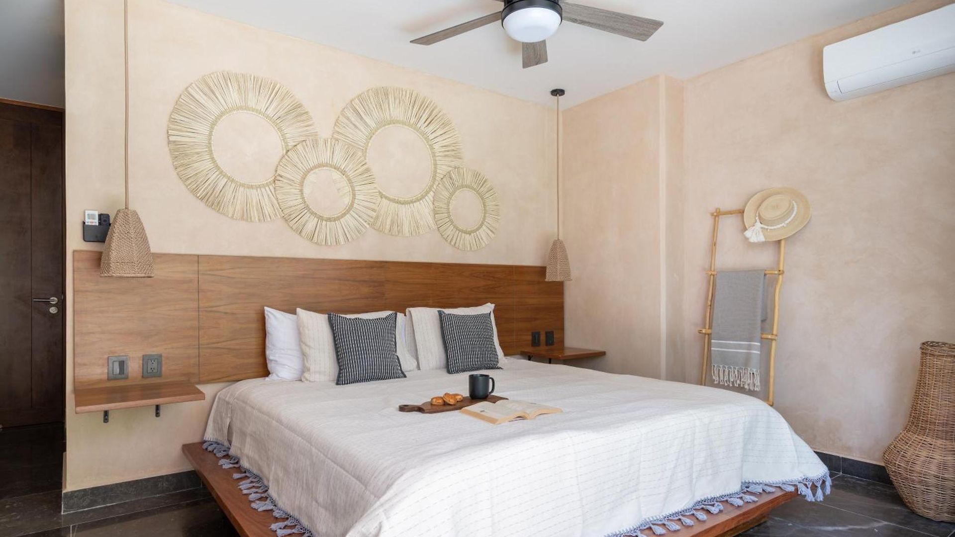 Exclusive 2br Lock-off Huge Terrace & Private Pool Humana Apartment