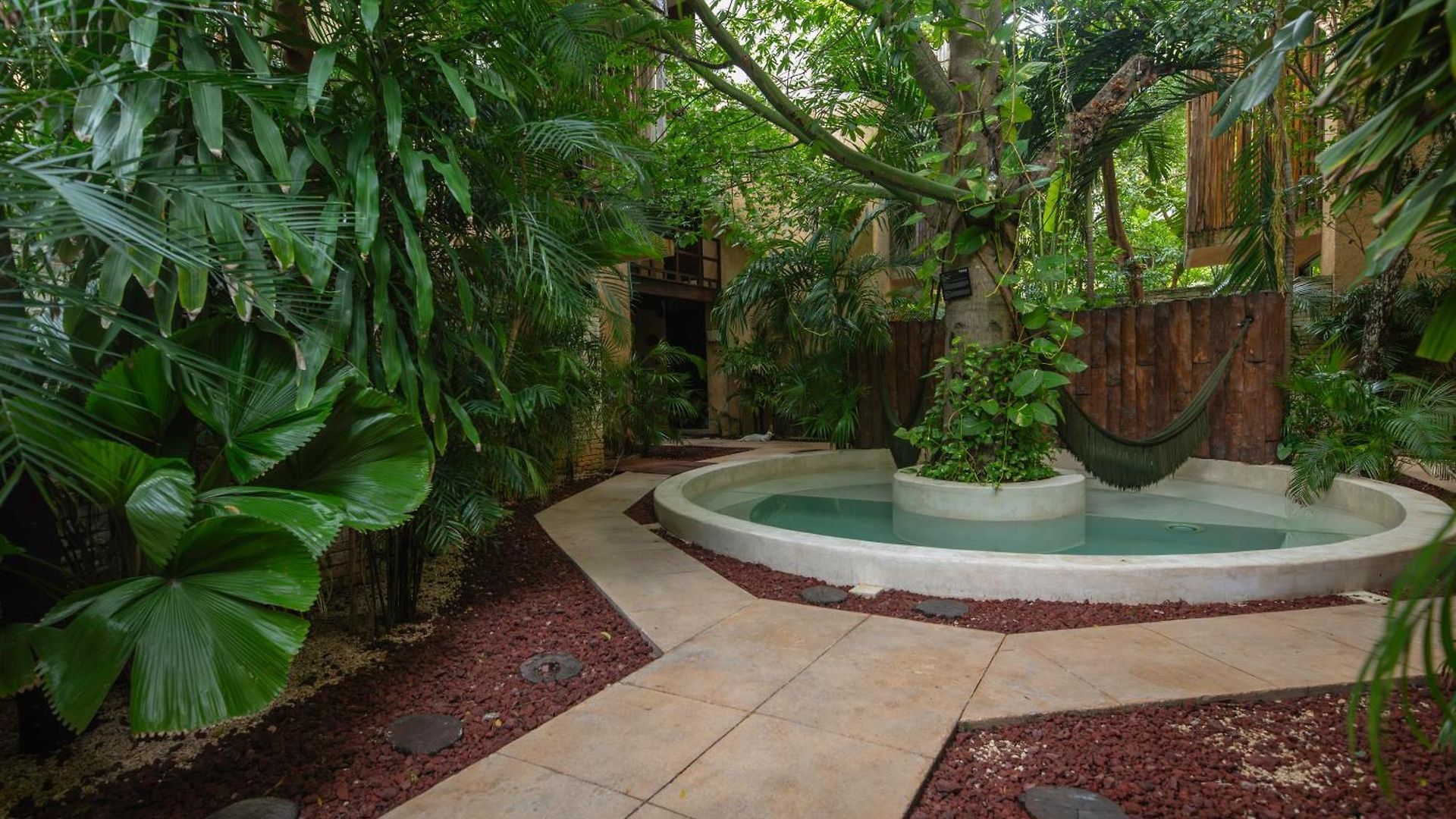 Apartment Charming Getaway In Prime Location *