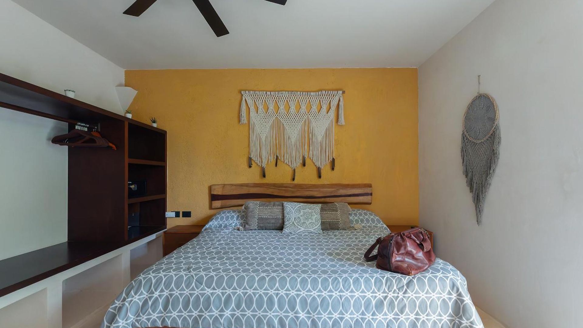 Charming Getaway In Prime Location