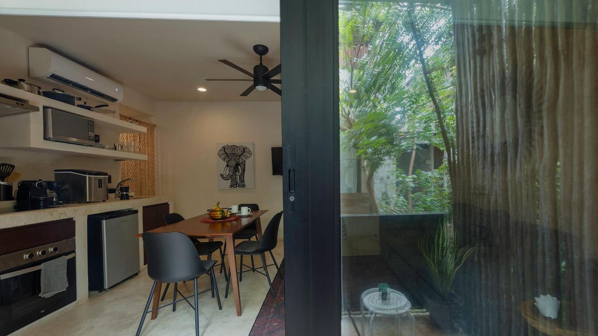 Apartment Charming Getaway In Prime Location *