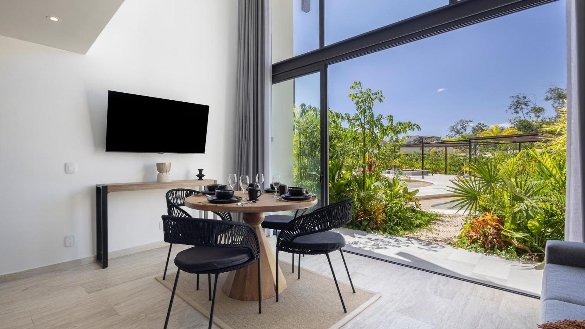Mistiq Gardens 2 Apartment *