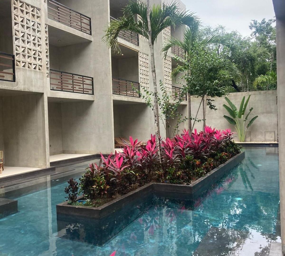 Apartment Swim Up Pool *