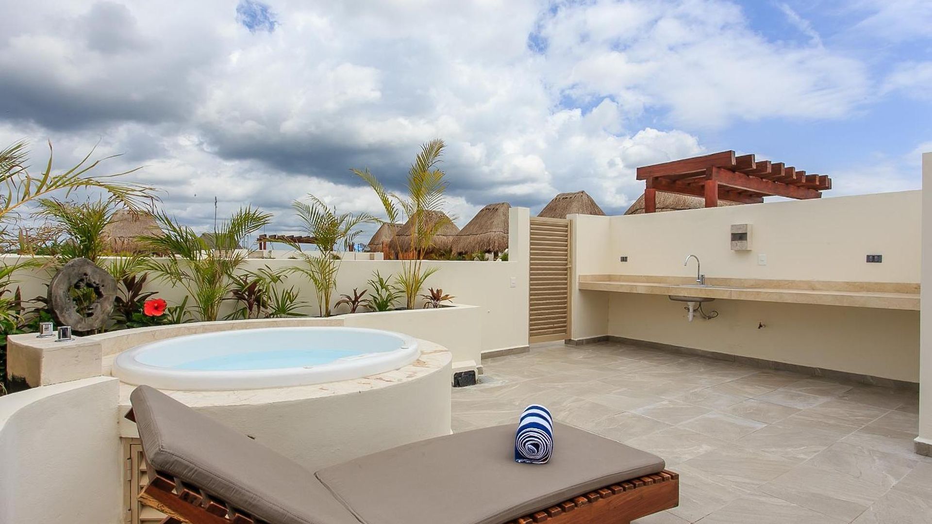Penthouse Private Rooftop Terrace With Jacuzzi Apartment