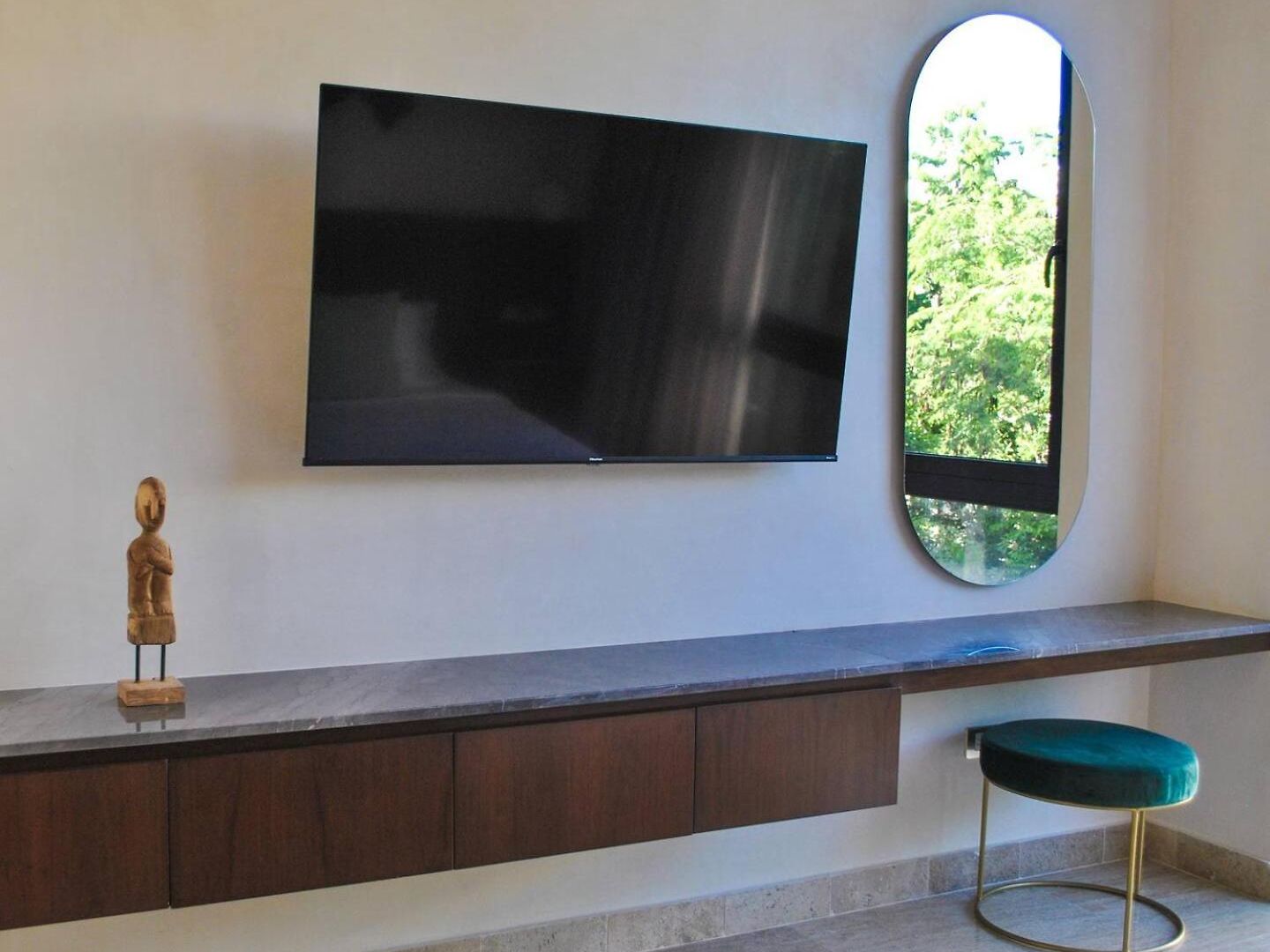 Upscale Perfect Location Apartment *