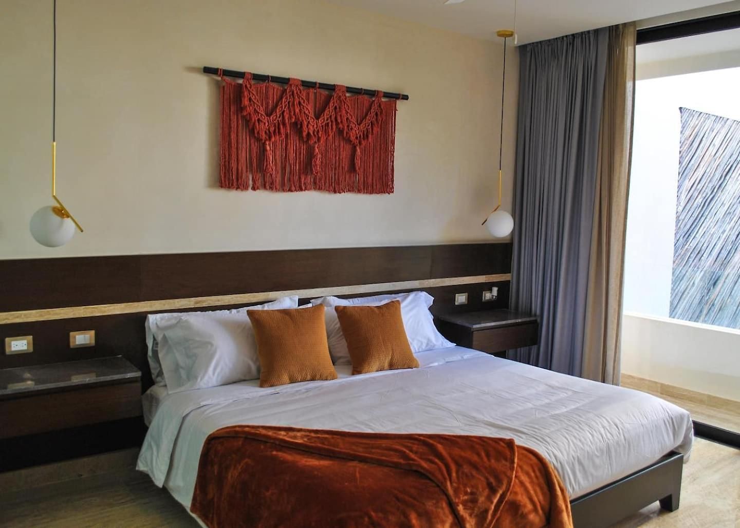 Upscale Perfect Location Apartment *