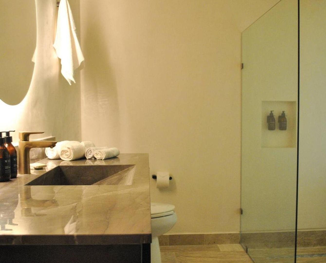 Upscale Perfect Location Apartment *