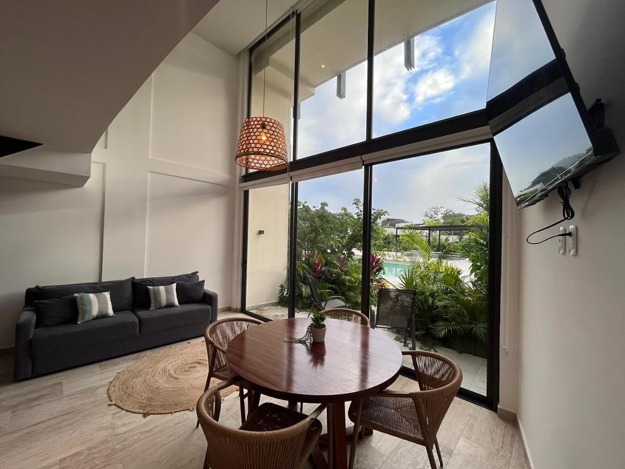 Modern & Luxury At Mistiq Apartment