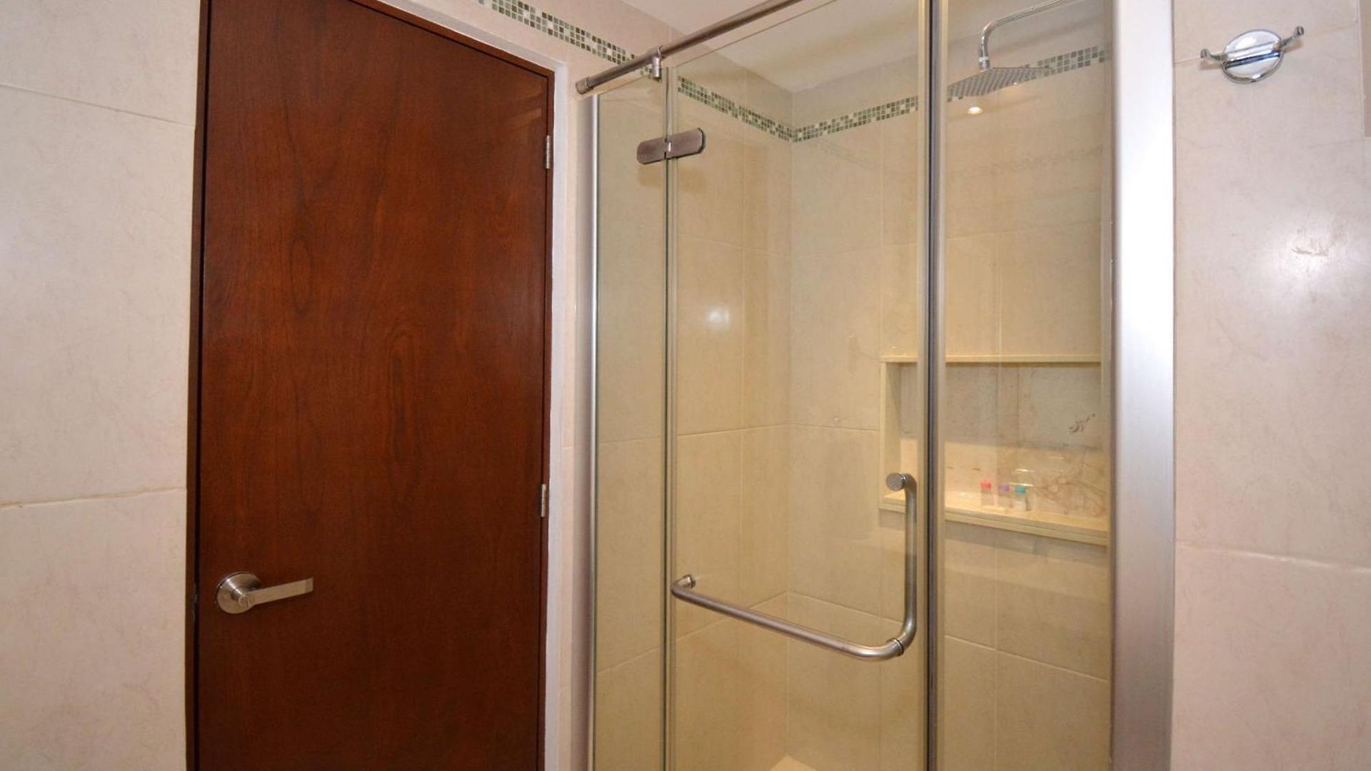Peaceful Penthouse With Private Rooftop In Gated Community Apartment