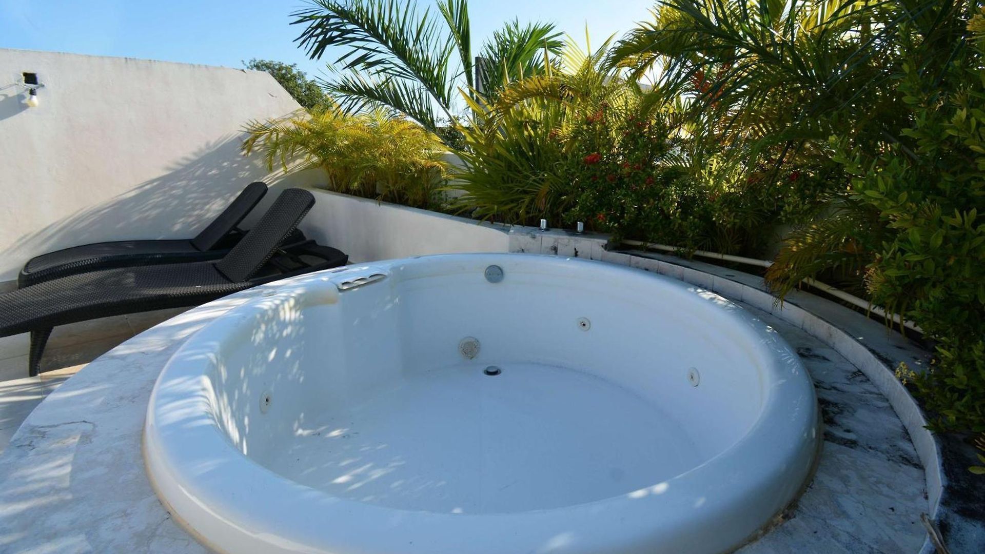 Peaceful Penthouse With Private Rooftop In Gated Community *