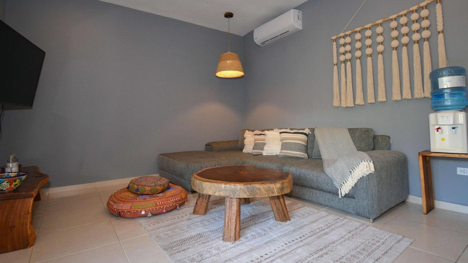 Peaceful Penthouse With Private Rooftop In Gated Community Apartment *