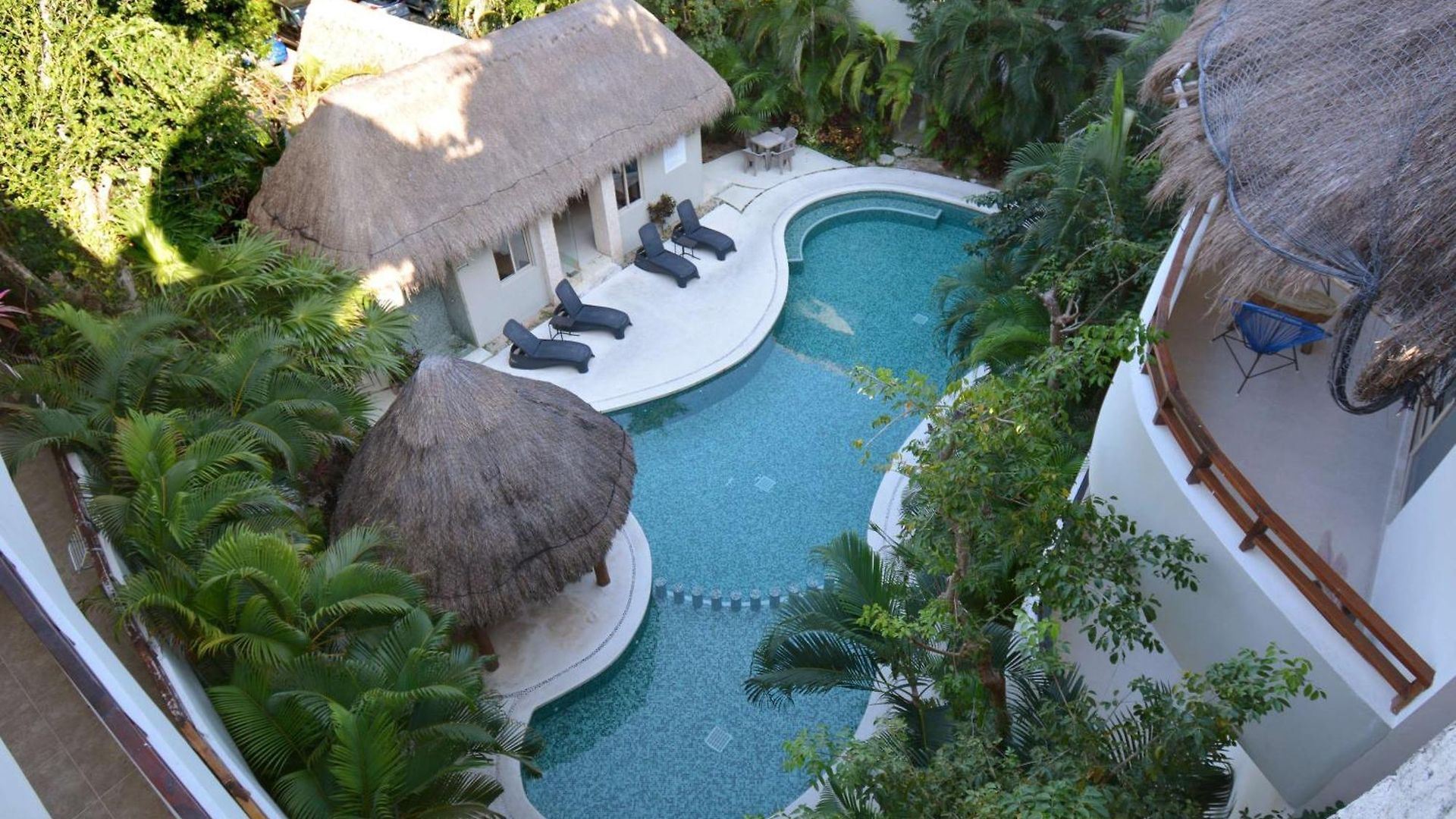 Peaceful Penthouse With Private Rooftop In Gated Community Apartment