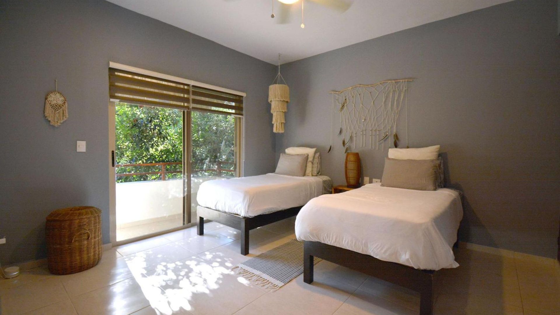 Peaceful Penthouse With Private Rooftop In Gated Community Apartment *