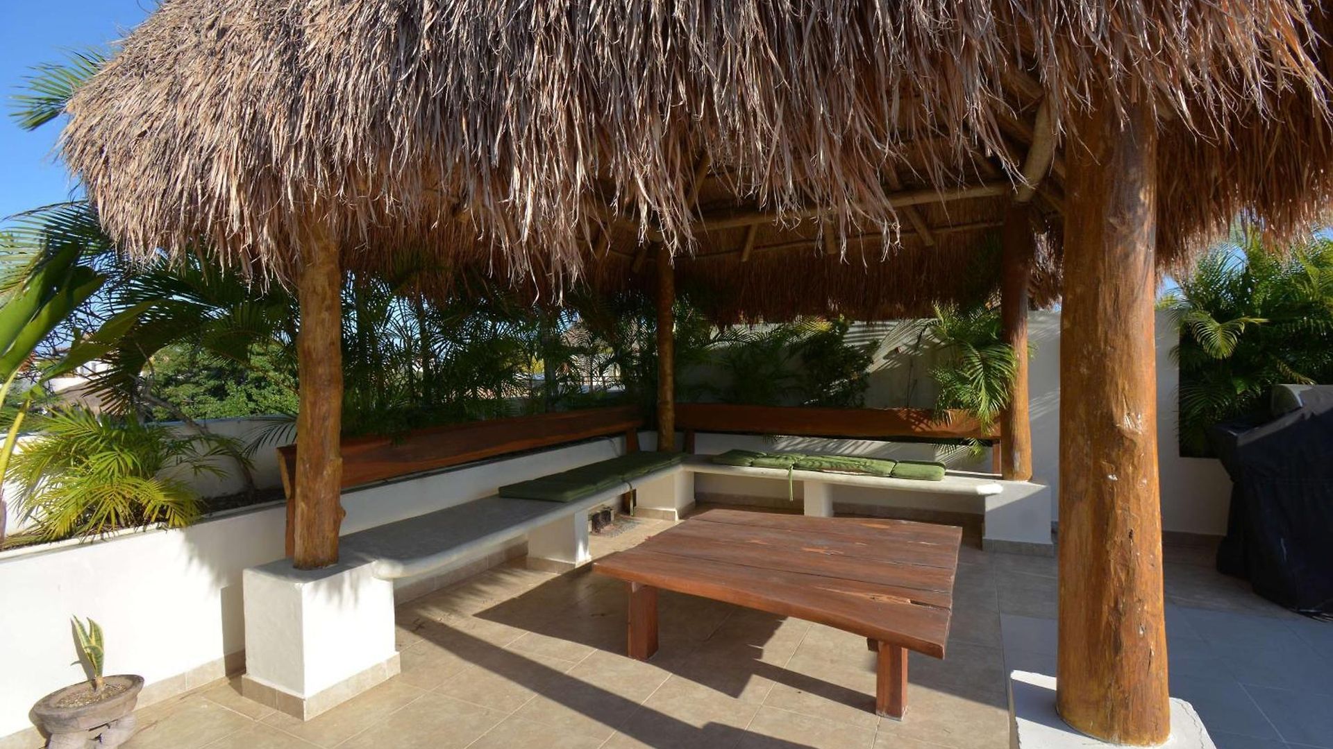 Peaceful Penthouse With Private Rooftop In Gated Community *