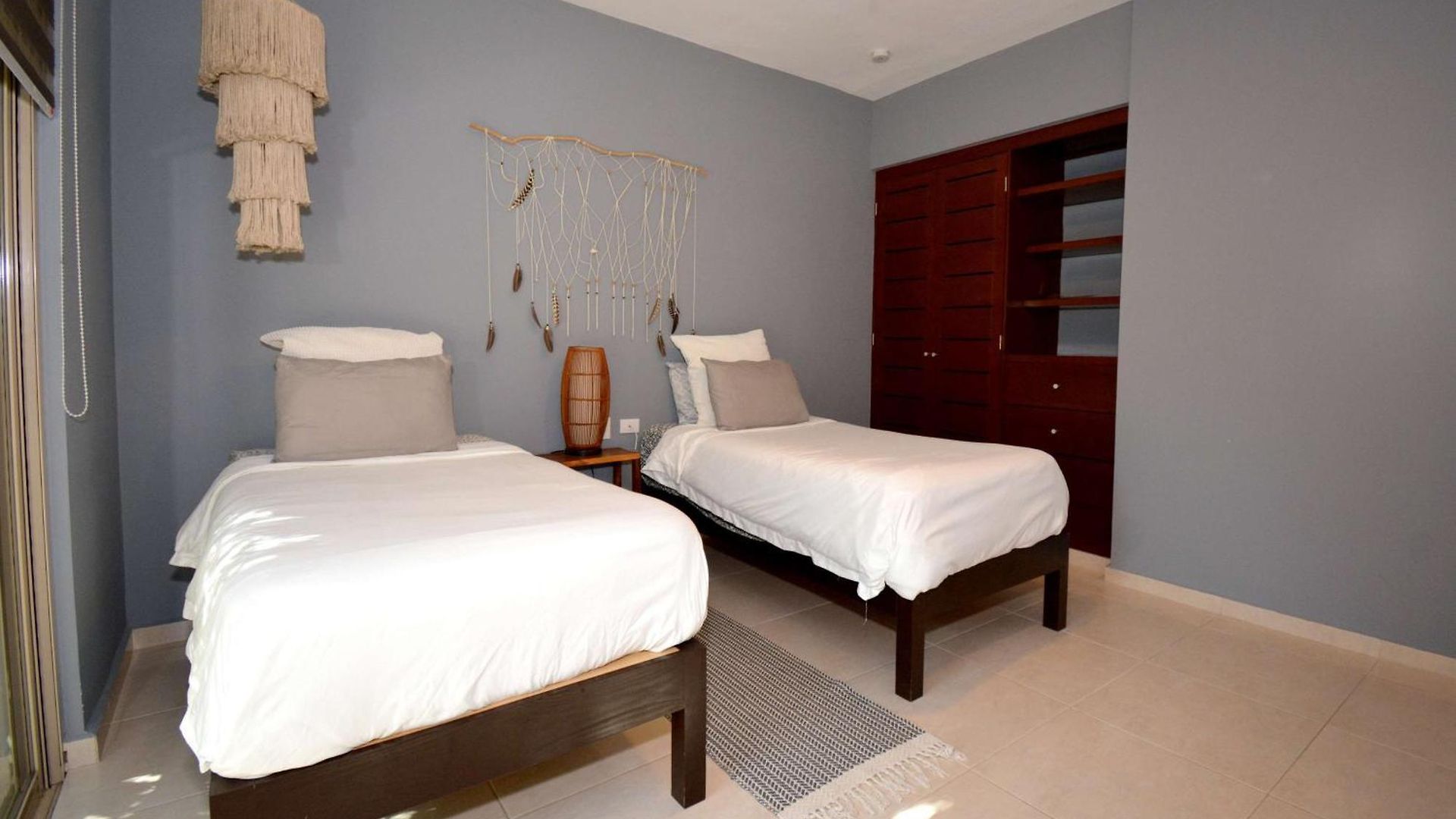 Peaceful Penthouse With Private Rooftop In Gated Community