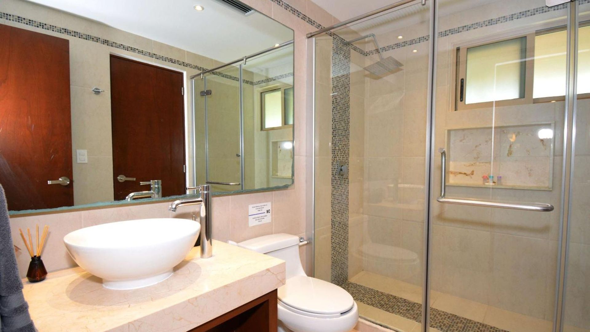 Peaceful Penthouse With Private Rooftop In Gated Community Apartment