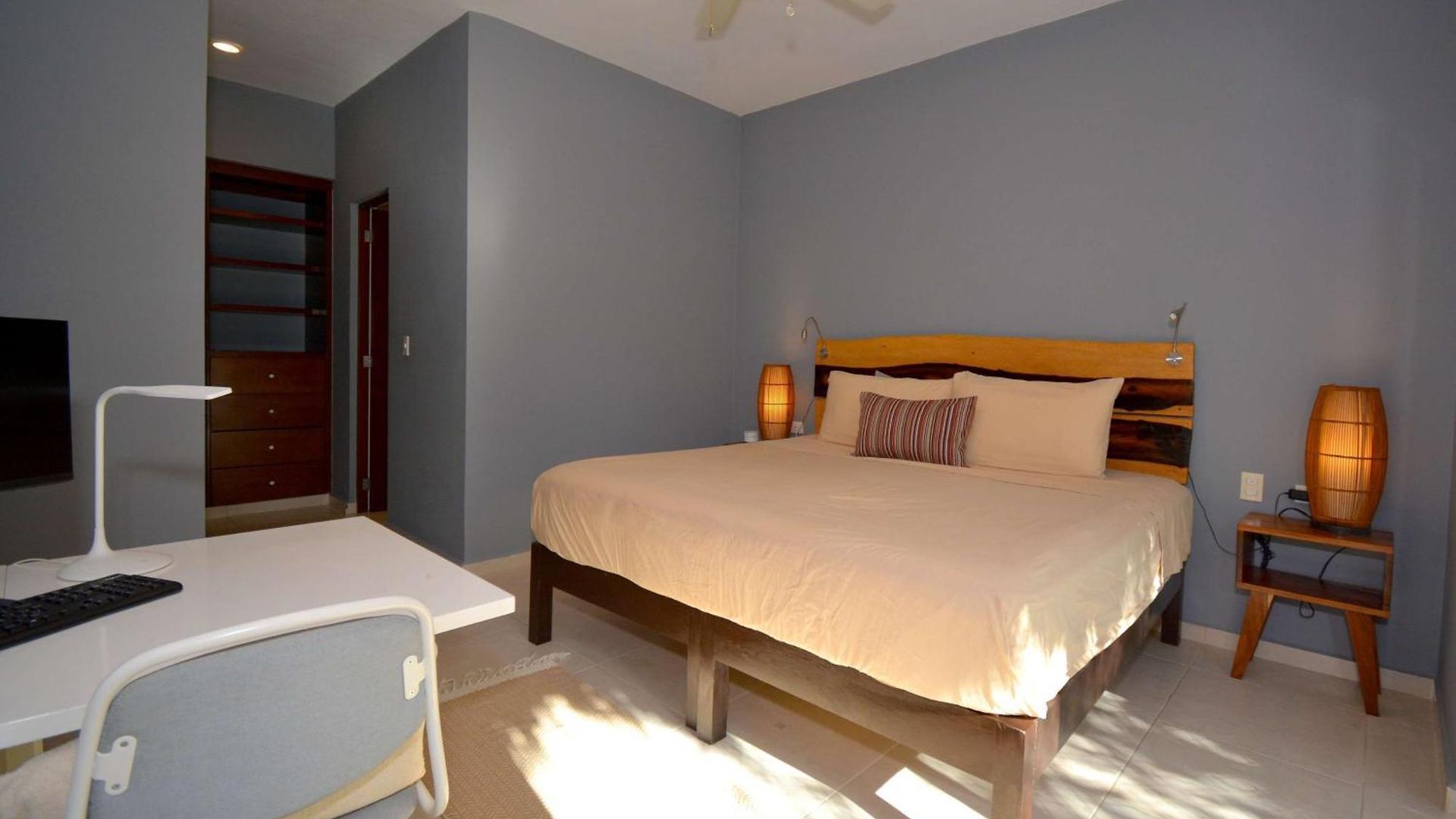 Peaceful Penthouse With Private Rooftop In Gated Community Apartment *
