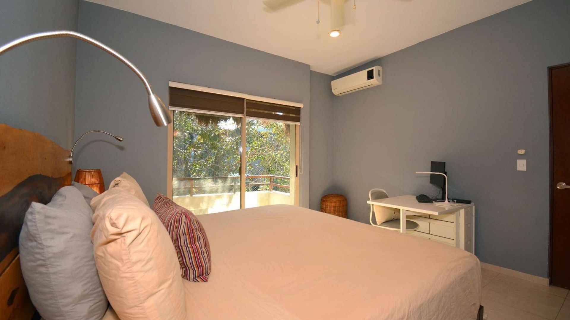 Apartment Peaceful Penthouse With Private Rooftop In Gated Community *
