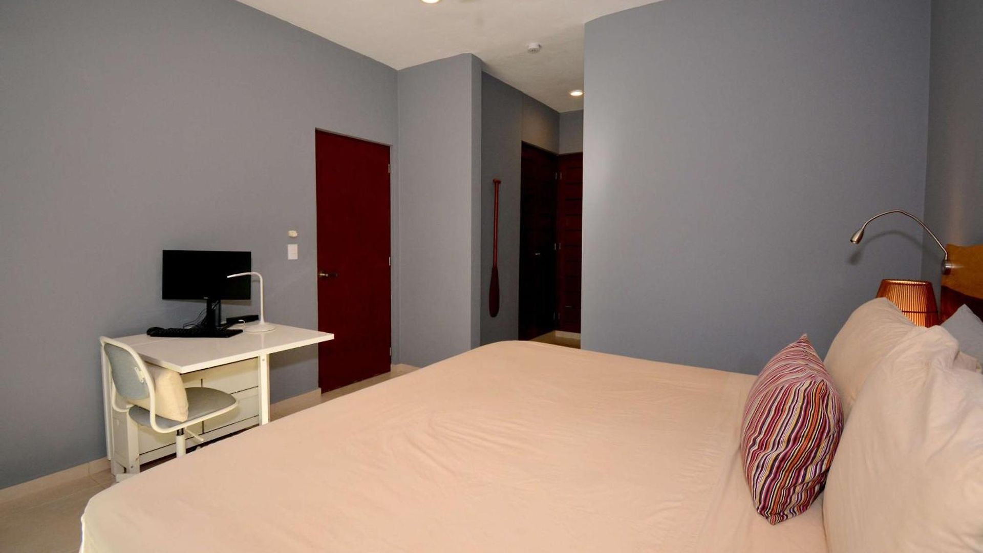 Peaceful Penthouse With Private Rooftop In Gated Community Apartment