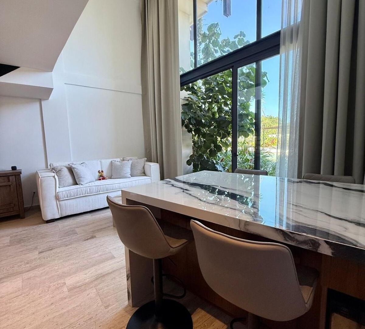 Luxury Loft In Mistiq Gardens Ii Apartment *