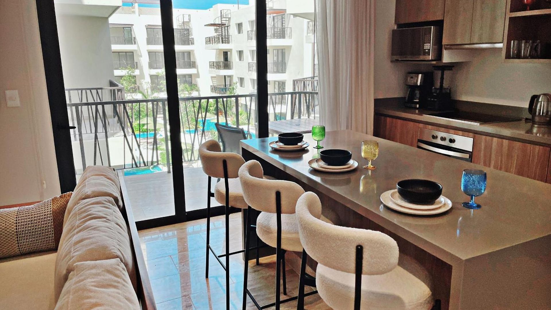 Apartment 1 Bedroom With King Bed And Balcony With Amenities View *
