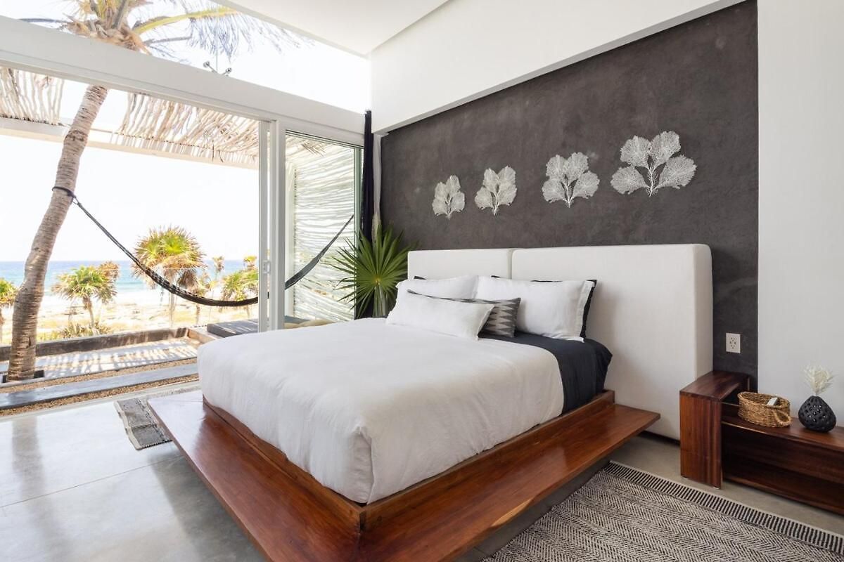 Villa Luxury Oceanfront Estate With Pool, Staff, Sleeps 24