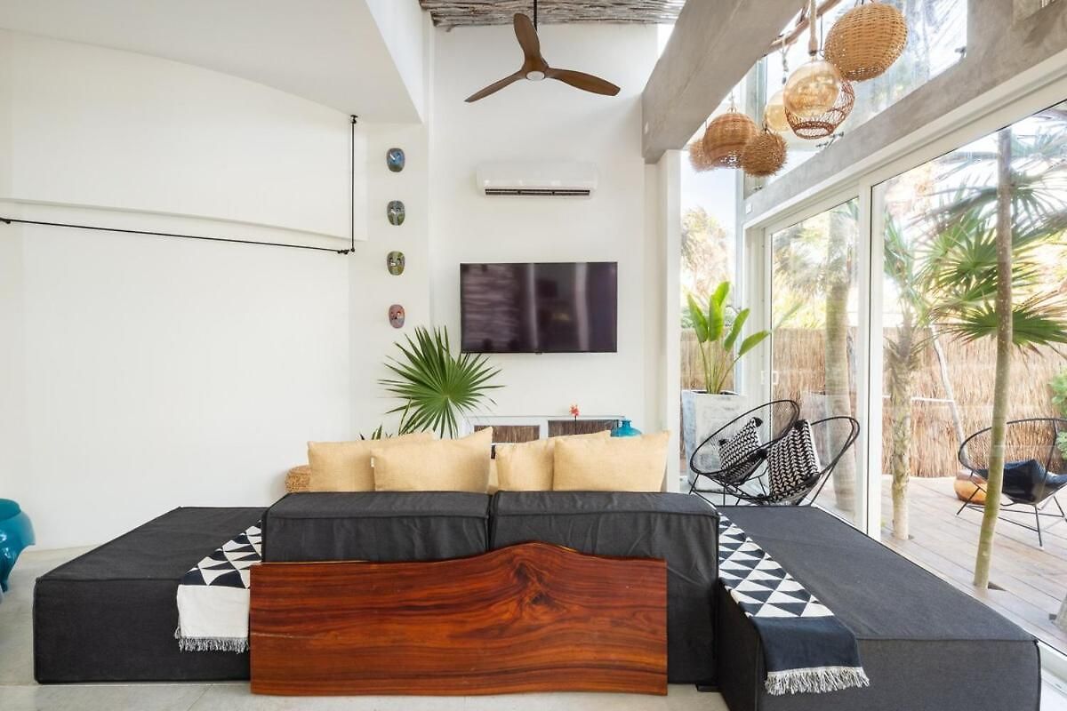 Villa Luxury Oceanfront Estate With Pool, Staff, Sleeps 24