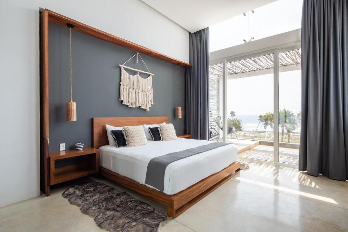 Villa Luxury Oceanfront Estate With Pool, Staff, Sleeps 24