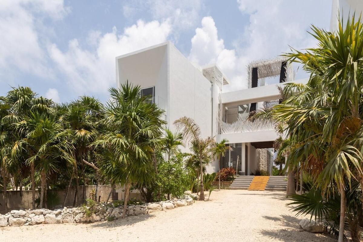 Villa Luxury Oceanfront Estate With Pool, Staff, Sleeps 24
