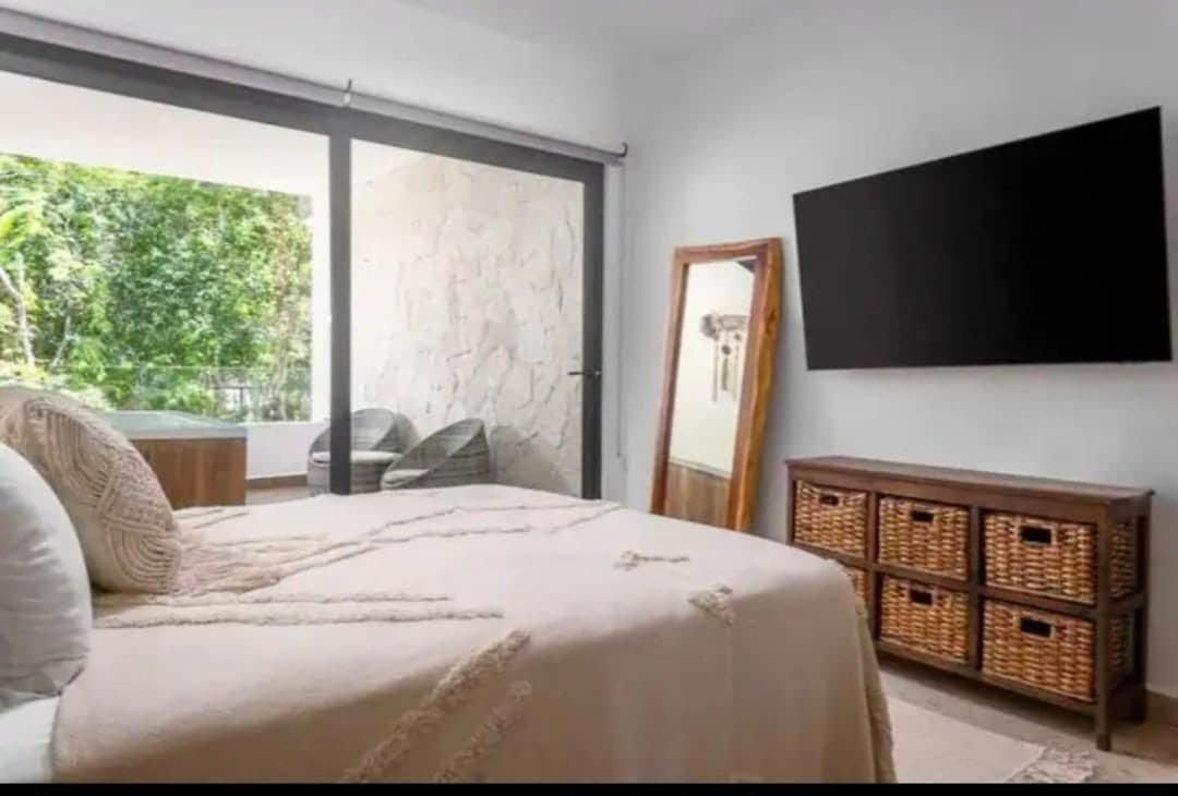 Jungle Jacuzzi Apartment