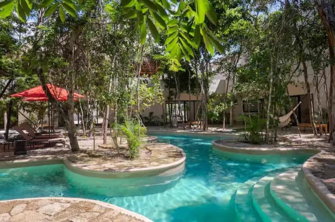 Jungle Jacuzzi Apartment *