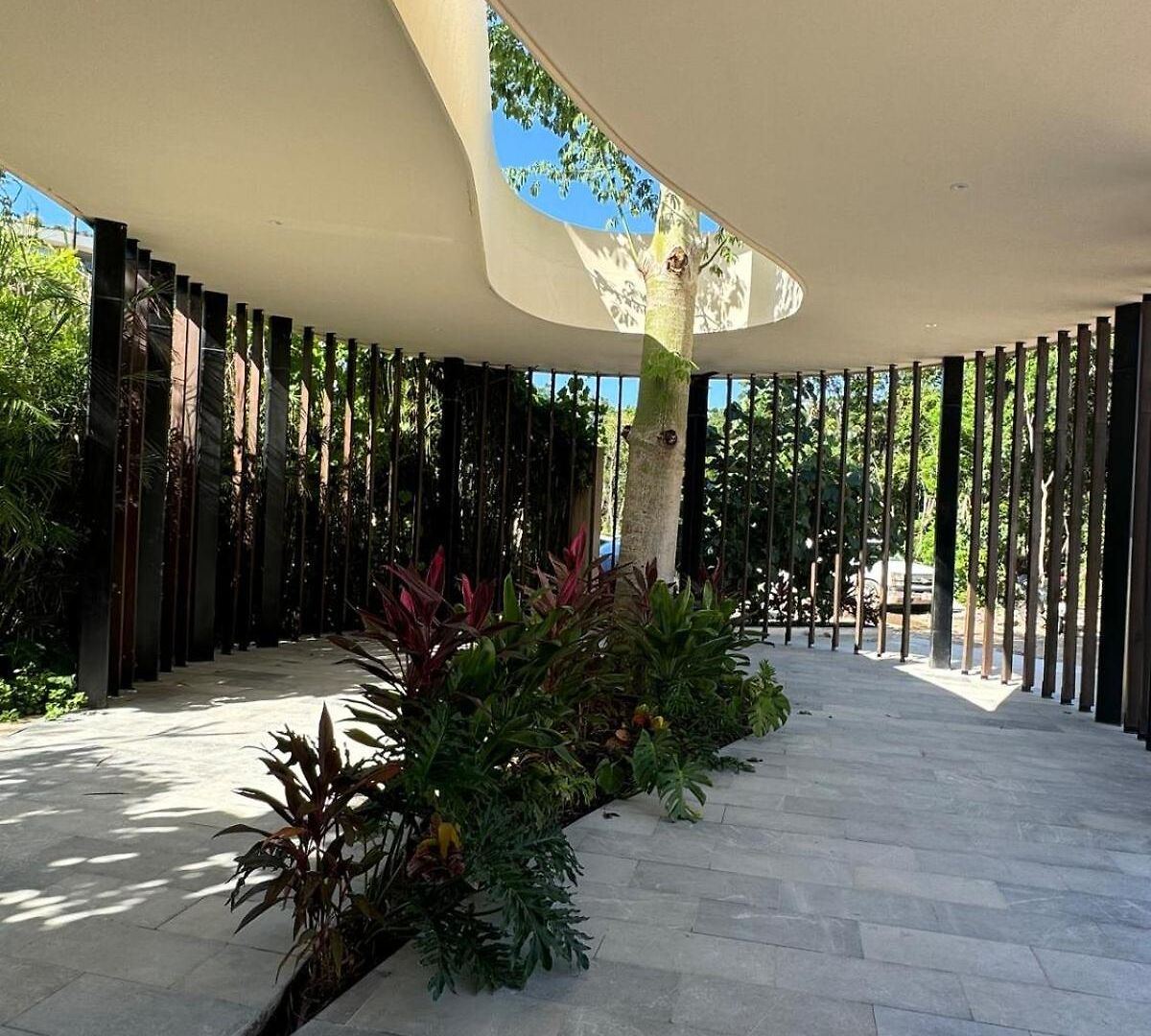 Luxurious Mistiq Gardensii Pool Beachclub