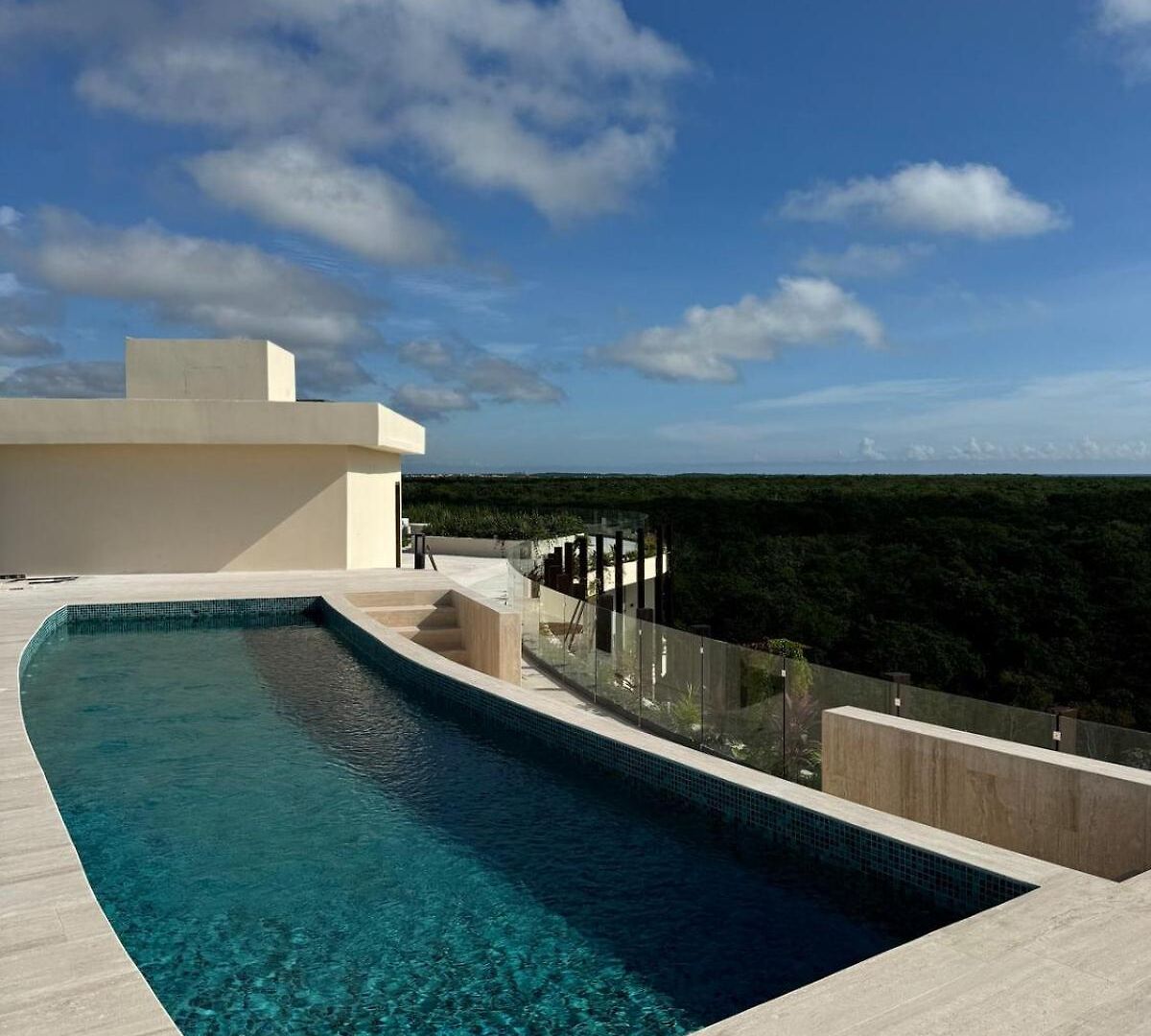 Luxurious Mistiq Gardensii Pool Beachclub *