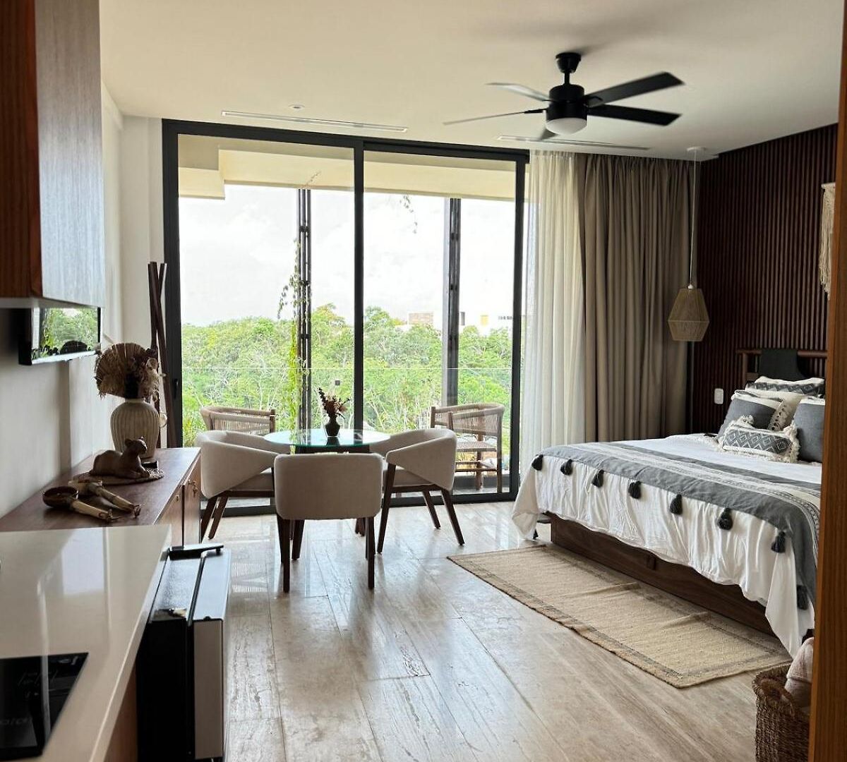 Luxurious Mistiq Gardensii Pool Beachclub *