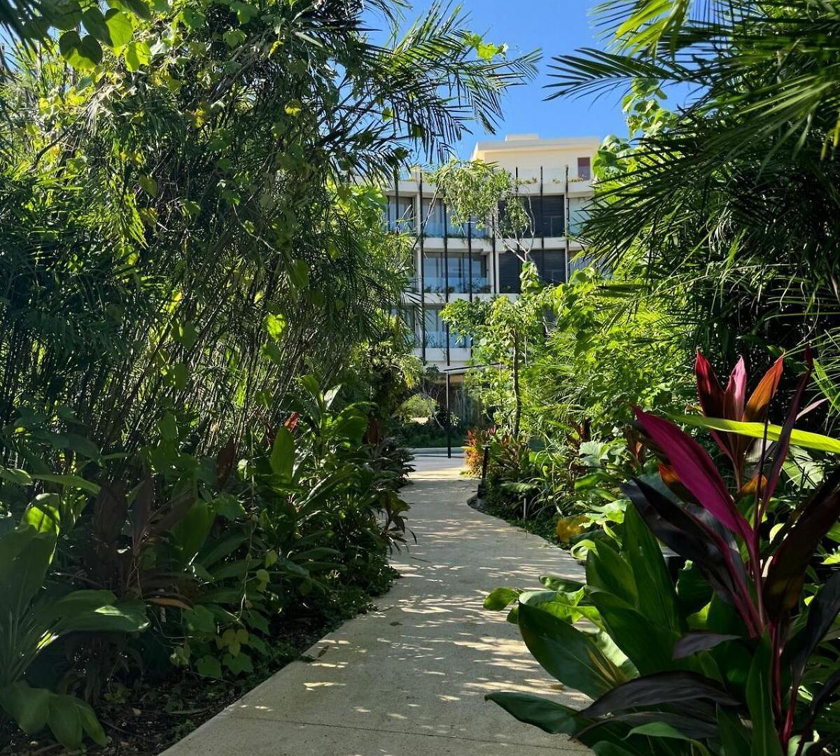 Luxurious Mistiq Gardensii Pool Beachclub Tulum