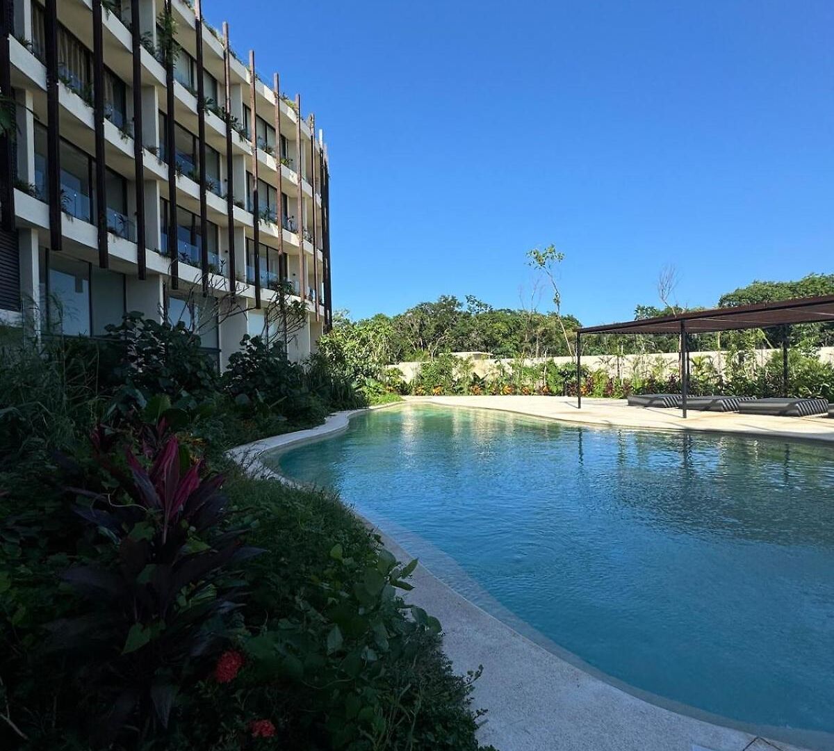 Luxurious Mistiq Gardensii Pool Beachclub *