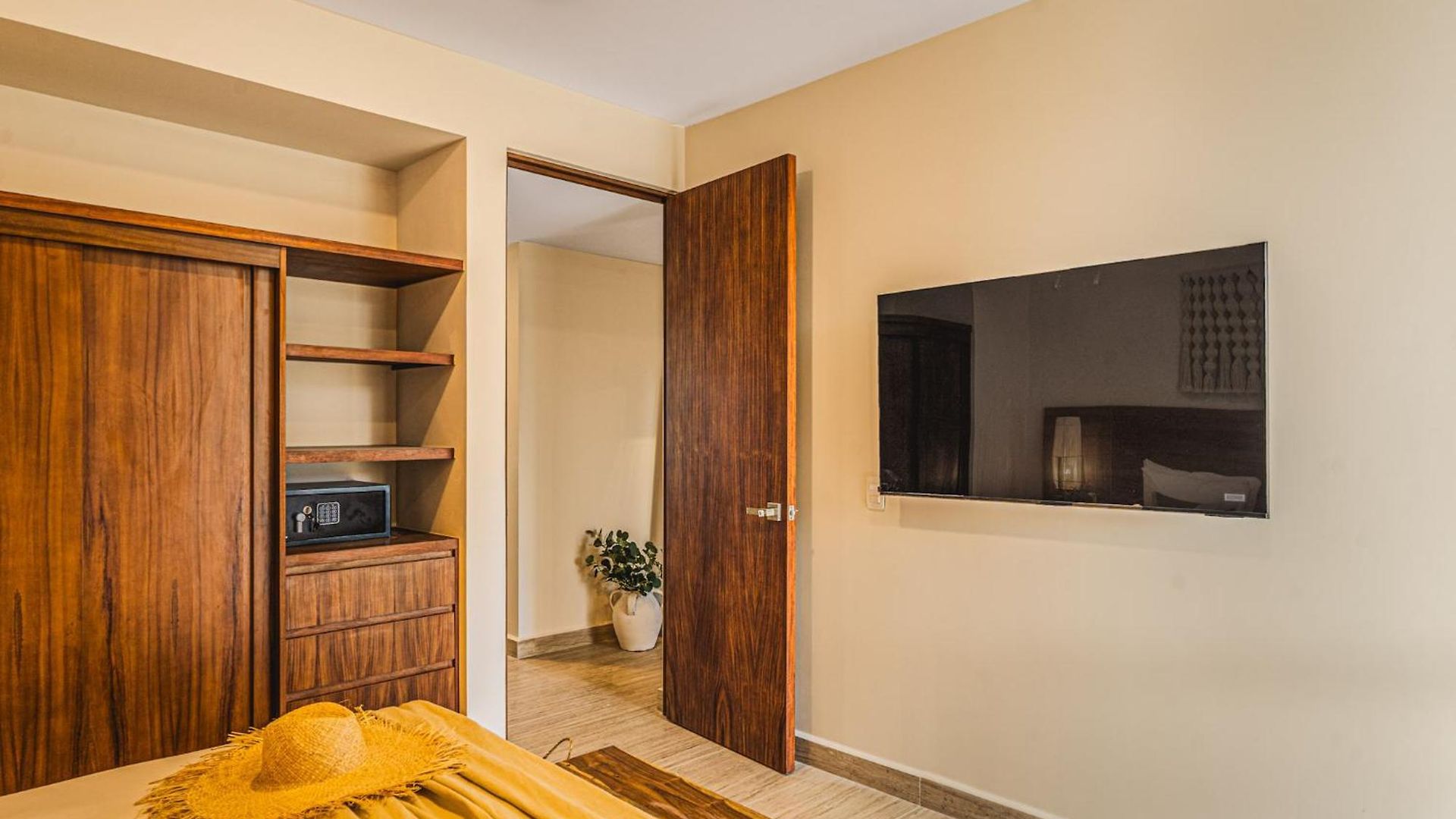2 Bedroom Bliss Stunning Rooftop Gym Osmosis Desk