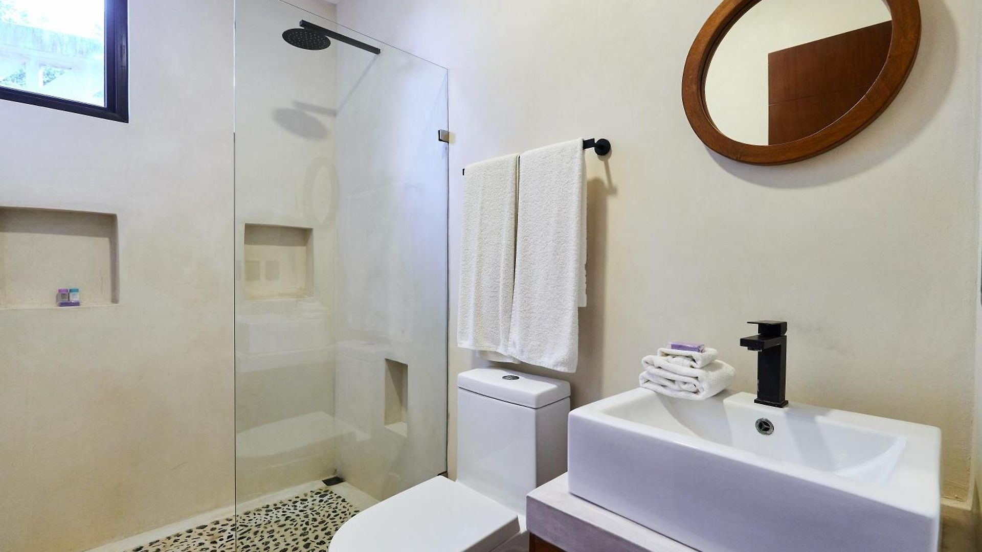 Casa Baay - Private 17 Bedroom House, 34 Pax, Rooftop And Pool + Concierge Holiday home *