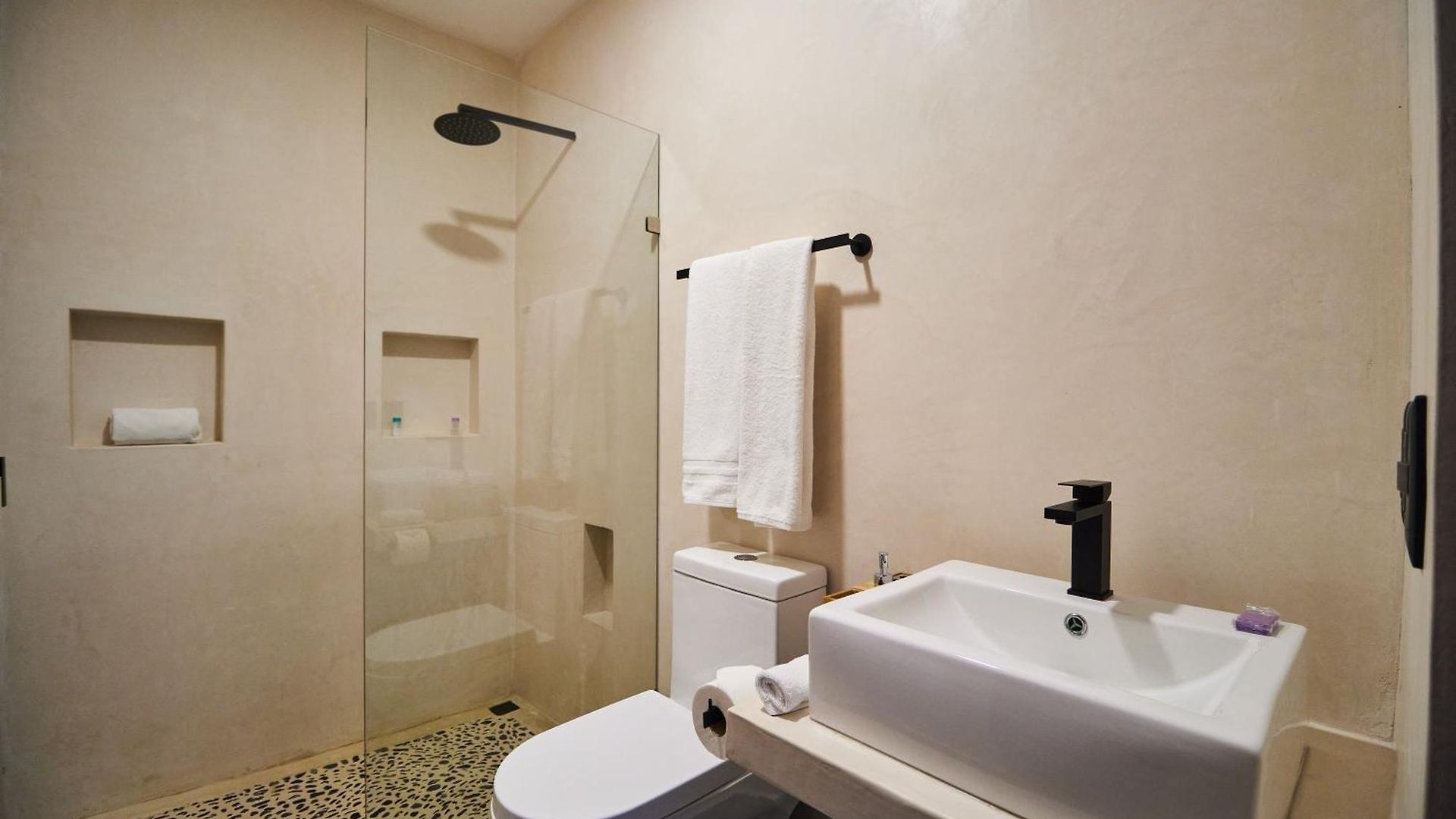 Casa Baay - Private 17 Bedroom House, 34 Pax, Rooftop And Pool + Concierge Holiday home *