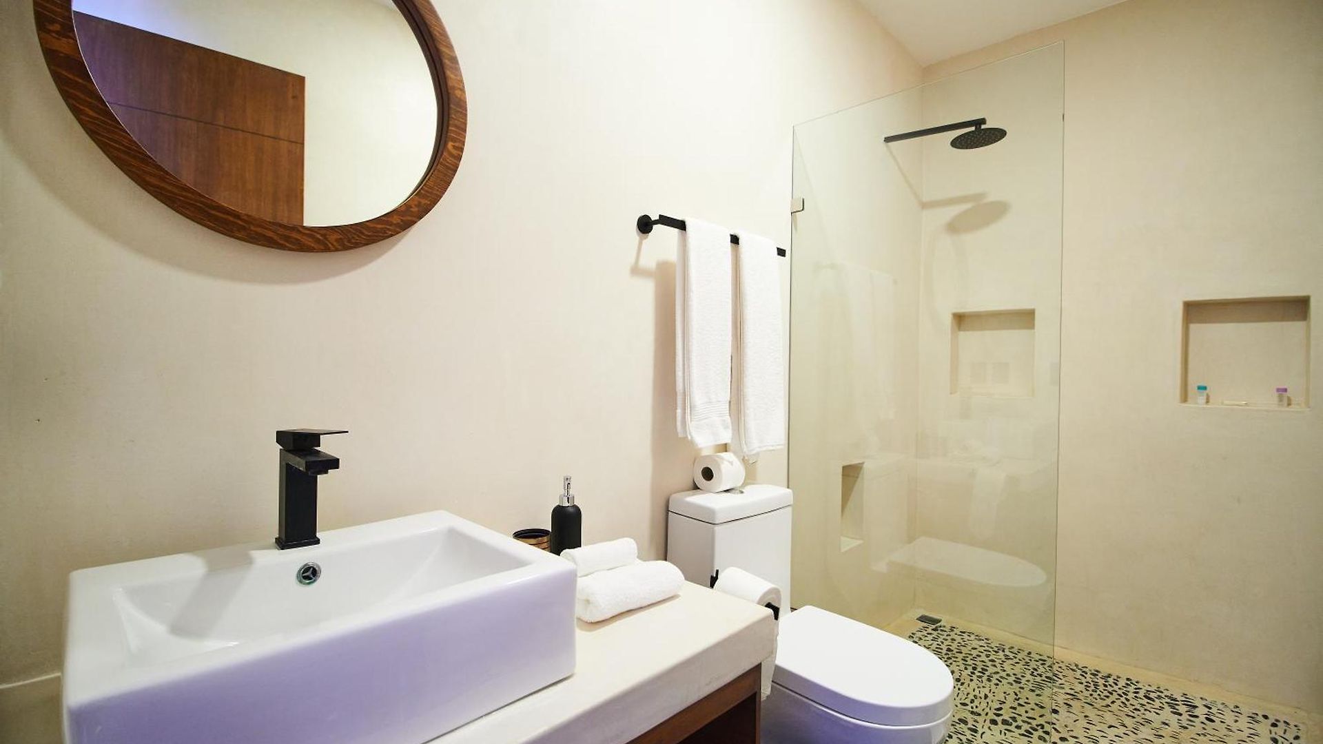 Casa Baay - Private 17 Bedroom House, 34 Pax, Rooftop And Pool + Concierge