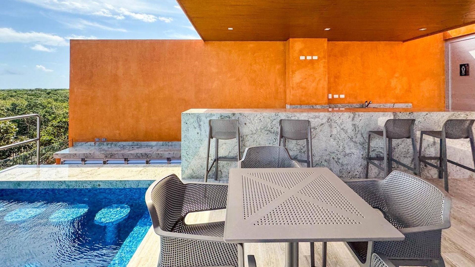 Luxury Penthouse, Private Pool, King Apartment *