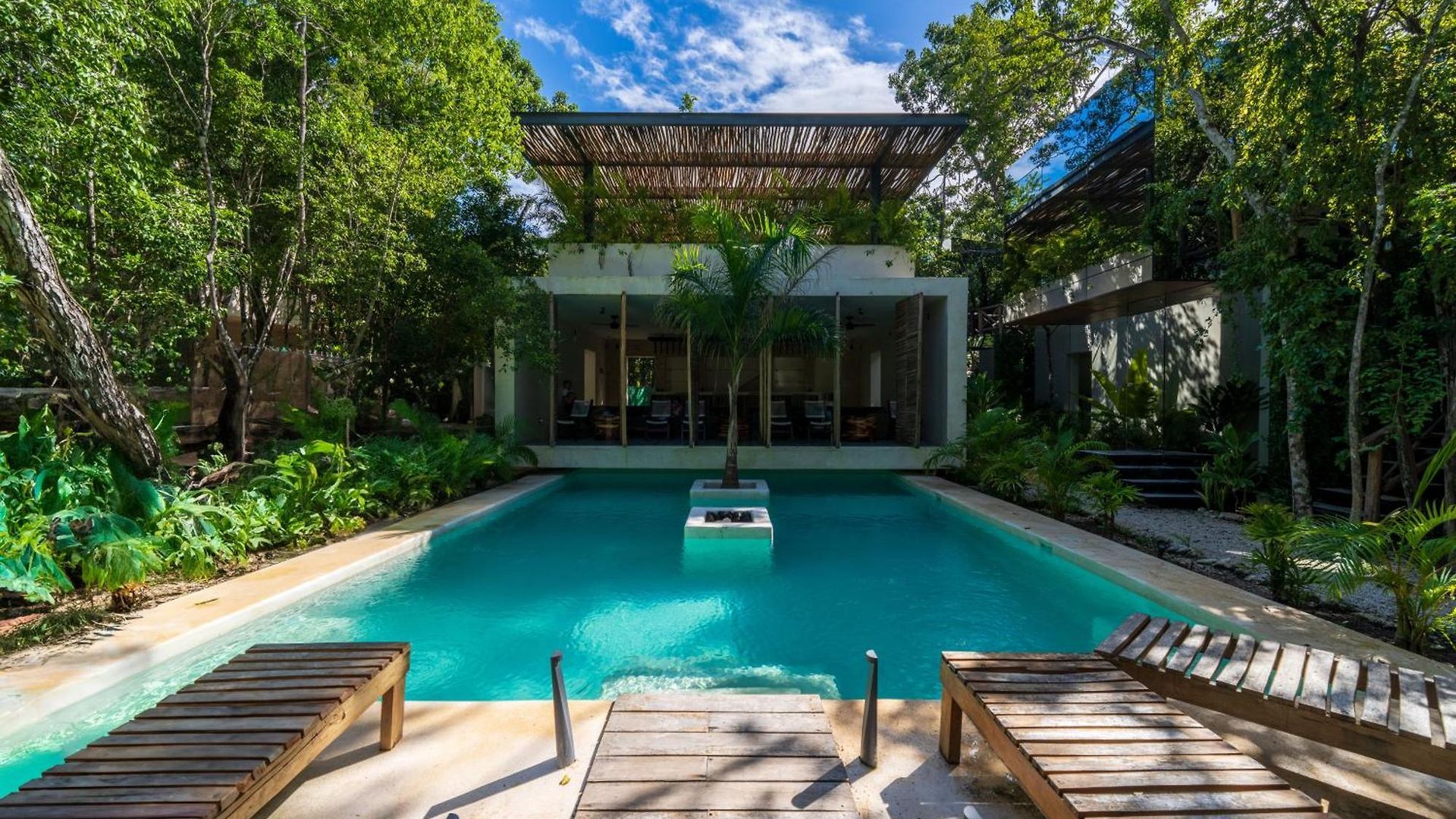 Apartment Chay Glass Jungle House