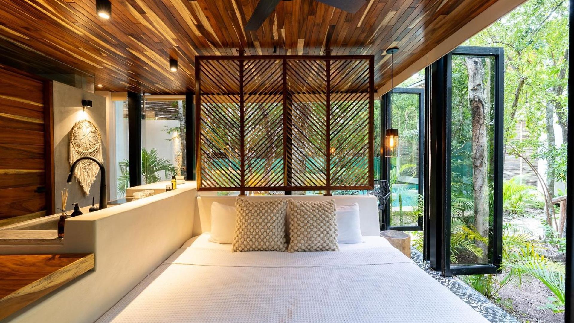 Apartment Chay Glass Jungle House *