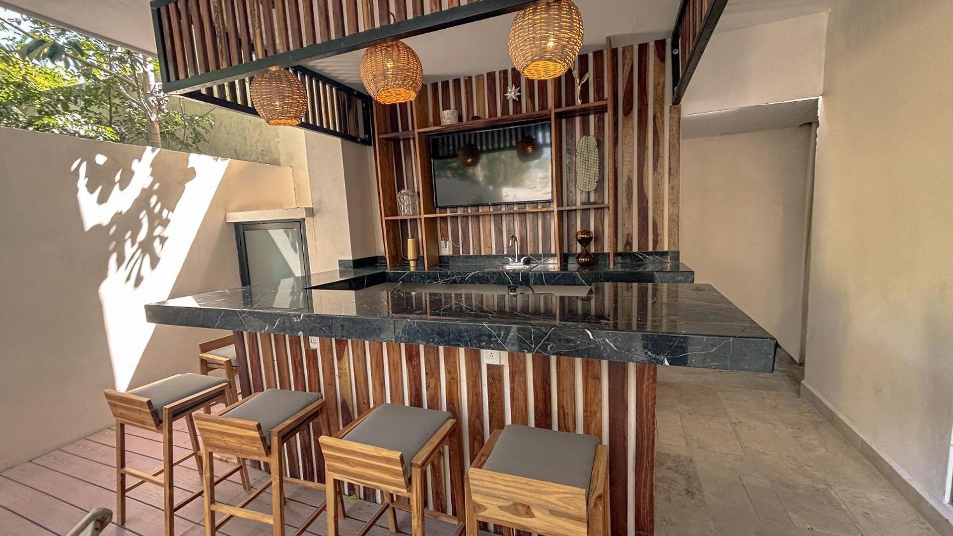Sak Tuunich Luxury Residences Aparthotel