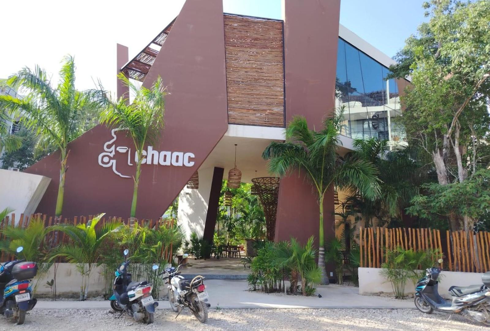 Enmedio De La Zona Hotelera Y El Centro Tulum