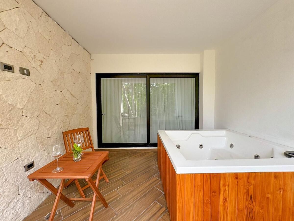 Incredible With Jacuzzi Naia C19